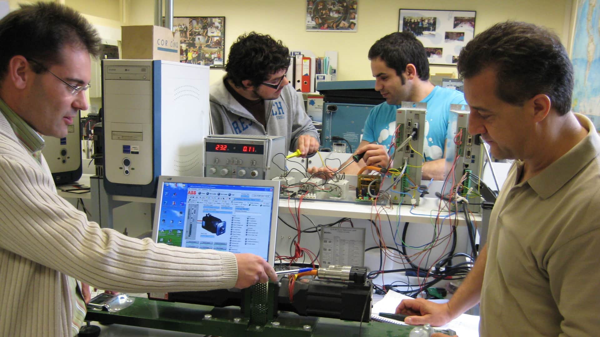 Técnicos revisan equipos electrónicos en un laboratorio