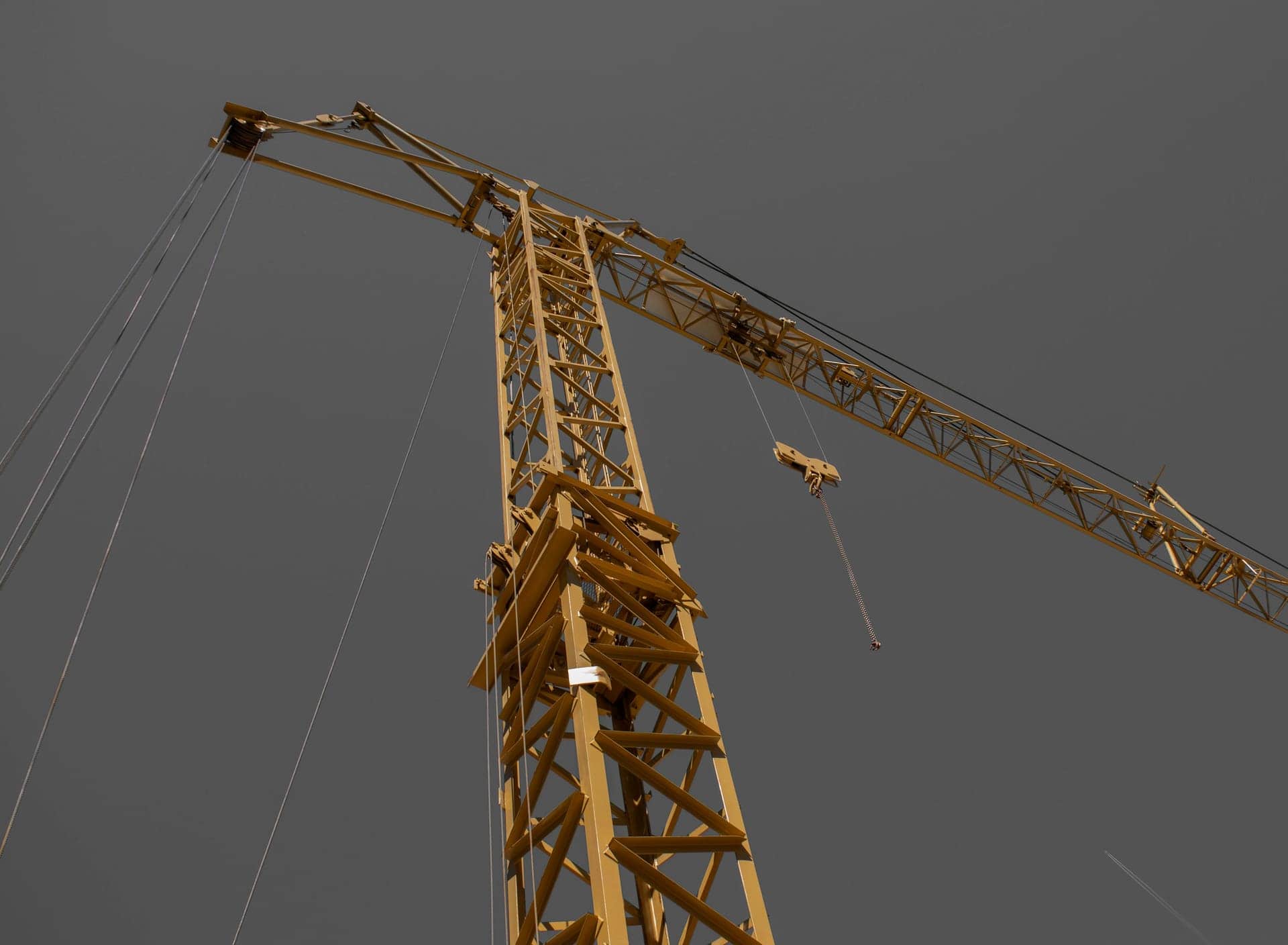 Grúa torre en una obra de montaje